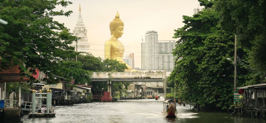 Die Kanäle bilden ein verzweigtes Netz durch Bangkok