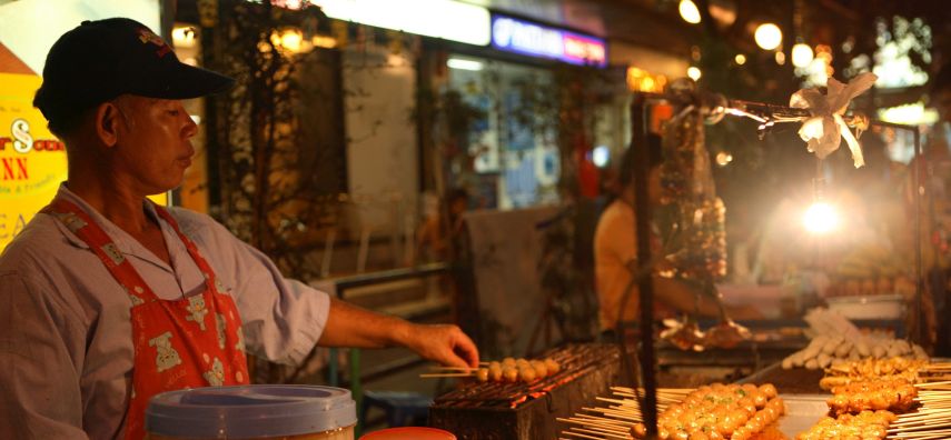 Auf der Khao San Road finden Sie eine große Vielfalt an Garküchen und Streetfood