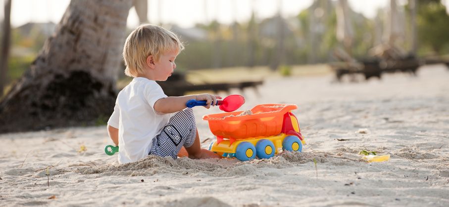 Kind Am Strand auf Sansibar