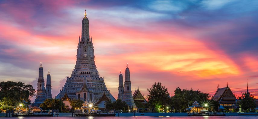 Der Wat Arun thront an Bangkoks Flussufer