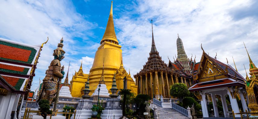 Im Wat Phra Kaeo wartet das Nationalheiligtum Thailands: Ein Buddha-Statue aus Jade