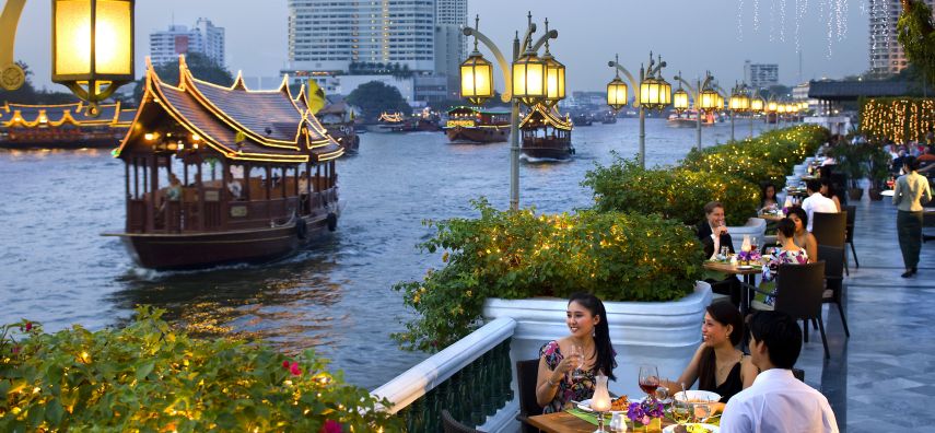 Das Mandarin Oriental Bangkok lädt an der wunderschönen Flussterrasse zum Abendessen ein